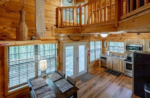 Trenton House | Grady`s Hideaway | Rustic Cabin + Private Hot Tub | Sleeps 4
