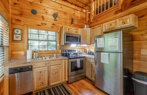 Trenton House | Grady`s Hideaway | Rustic Cabin + Private Hot Tub | Sleeps 4
