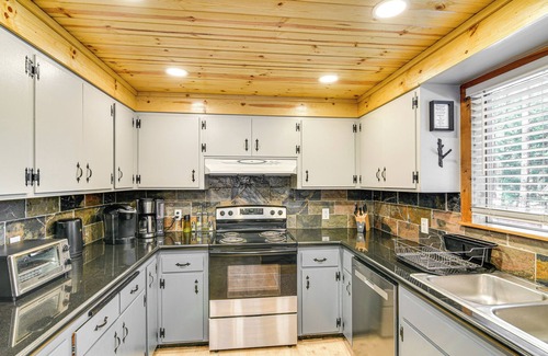 Graeagle Cottage | Graeagle Vacation Rental Cabin w/Game Room!