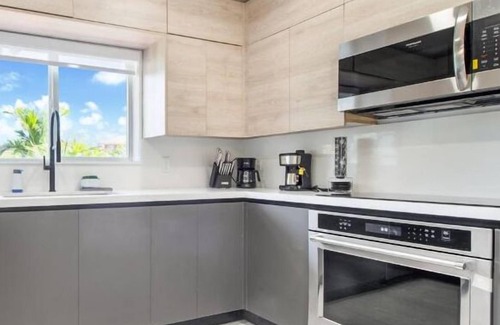 Richmond West House | Grand 6BR Escape: Resort Pool, Beach & Mini Golf