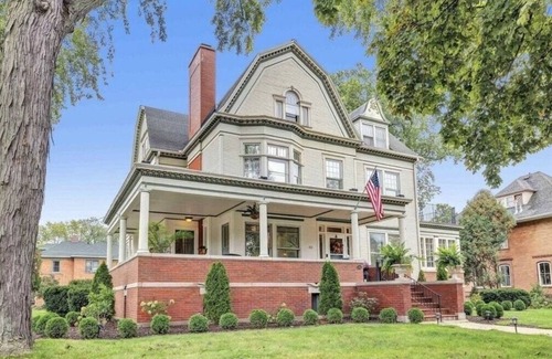 Green Bay House | Grand Suite in B&B Historical 1896 Georgian Revival Manor in Green Bay