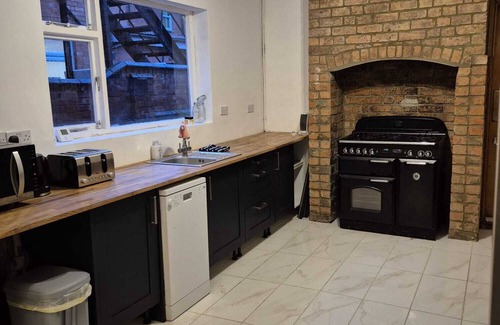 Welford House | Grand Vintage Home with Sauna & Style