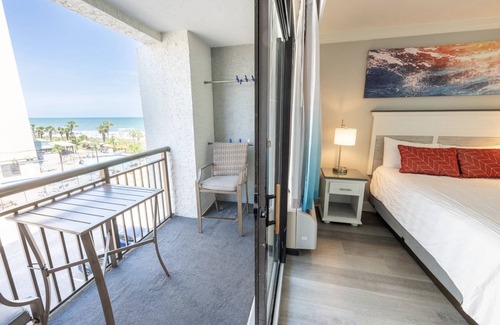 Myrtle Beach Hotel | Grande Cayman Myrtle Beach- Pools, hot tubs and beach!