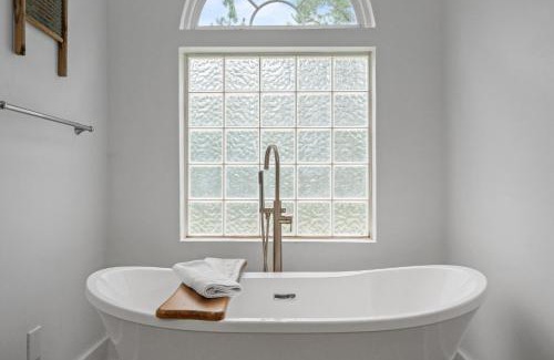 Burgaw House | Grandma's Farm on 6 acres with Lighted Barn and River Access