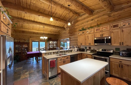 Custer House | Grandpa’s Place. Exclusive, Stunning, Private Log Home. Firepit & Pond.