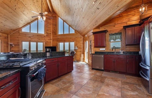 Blue Eye Cabin | GrandView Lodge Table Rock Lake with hot tub