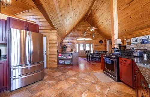 Blue Eye Cabin | GrandView Lodge Table Rock Lake with hot tub