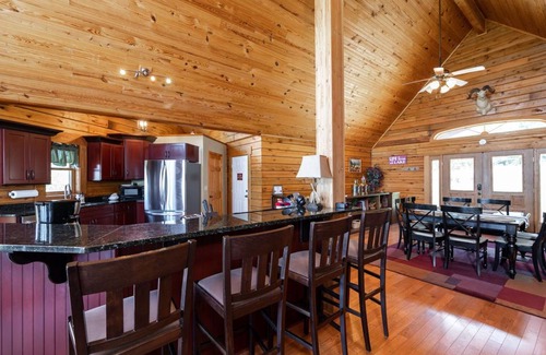 Blue Eye Cabin | GrandView Lodge Table Rock Lake with hot tub