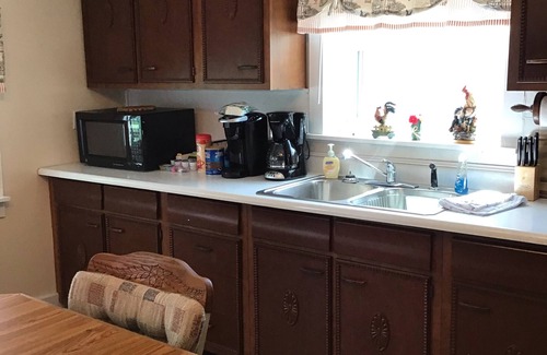 Dry Ridge House | Granny’s House 2 bedroom, 5 miles to ark! Bonus walkthrough space with twin bed.