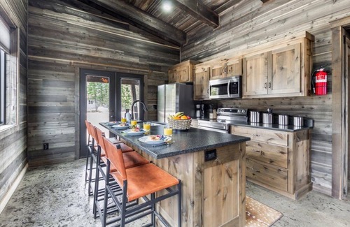 Last Chance House | Grasshoppers Escape|Cozy Cabin, World Class Fishing, Firepit, 30m Yellowstone