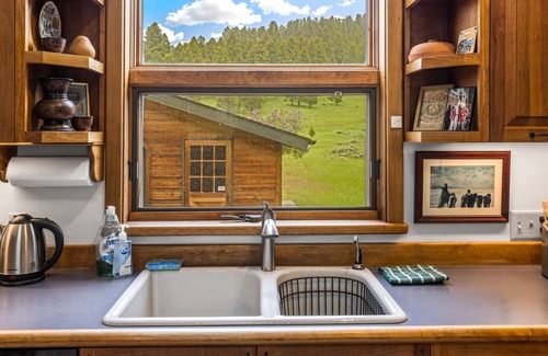 Bozeman House | Grassy Ridge -Tranquil retreat with views in the Bridger Canyon with hot tub!