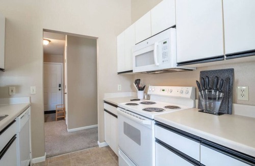 Pekin House | GRAUHAUS - Tasteful 3BD w/KING bed in Pekin