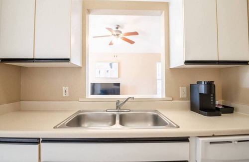 Pekin House | GRAUHAUS - Tasteful 3BD w/KING bed in Pekin