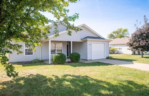 Pekin House | GRAUHAUS - Tasteful 3BD w/KING bed in Pekin