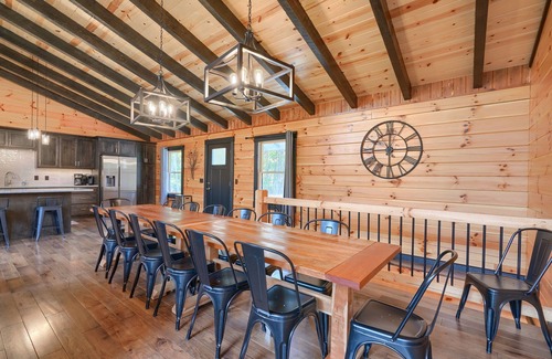 Logan Cabin | Gray Ridge - 6BR/4BA Modern Style Log Cabin - Walk to Old Man's Cave!