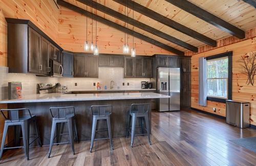 Logan Cabin | Gray Ridge - 6BR/4BA Modern Style Log Cabin - Walk to Old Man's Cave!