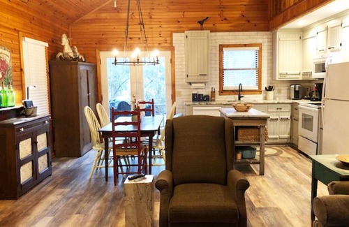 Dahlonega Cabin | Gray's Dahlonega Cabin on the PondnConvenient to Wineries & Wedding Venues