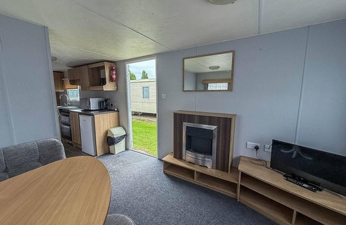 Clacton-on-Sea House | Great 8 berth caravan at Seawick Holiday Park, Clacton-on-Sea ref 27053R