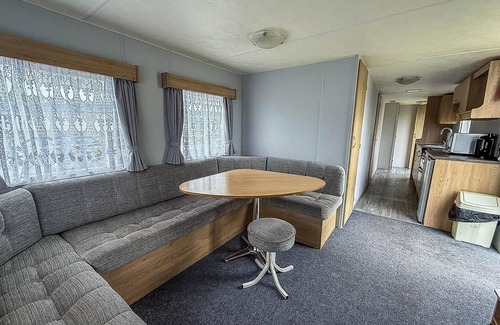 Clacton-on-Sea House | Great 8 berth caravan at Seawick Holiday Park, Clacton-on-Sea ref 27053R