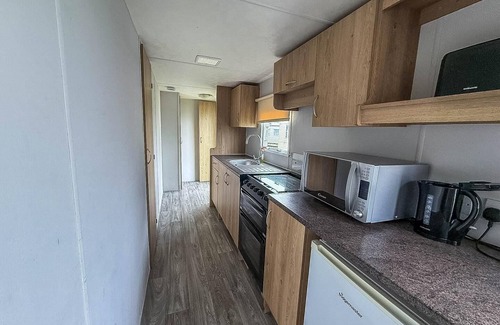 Clacton-on-Sea House | Great 8 berth caravan at Seawick Holiday Park, Clacton-on-Sea ref 27053R