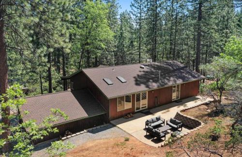Arnold House | Great Cabin with AC Firepit Fireplace