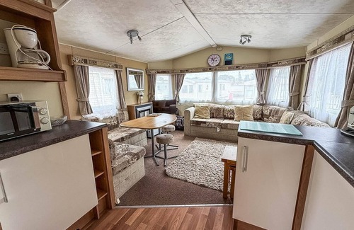 Hopton House | Great caravan at Breydon Water Holiday Park, ref 10086B