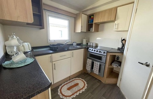 Clacton-on-Sea Cabin | Great Caravan With Homely Feel in Clacton-on-sea