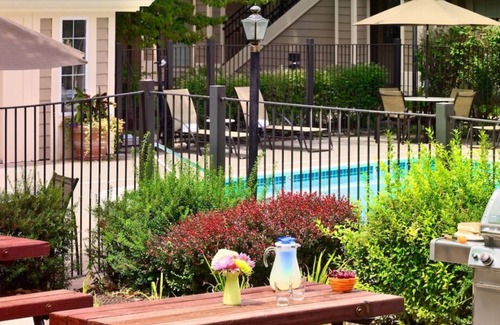 Sharonville House | Great Choice! 3 Relaxing Suites, Onsite Pool, Full Kitchen, FREE Grab-&-Go Bfast