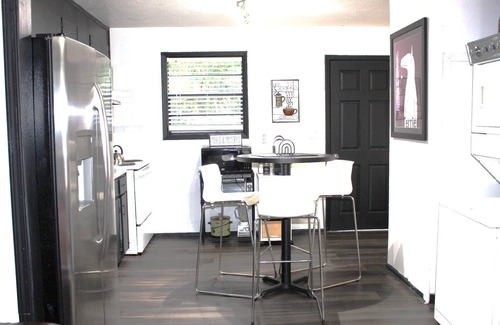 McDonough Apartment | Great Extended Work Stays-Pet-Friendly Cozy 2BR, Driveway Parking, 30M from Downtown Atlanta