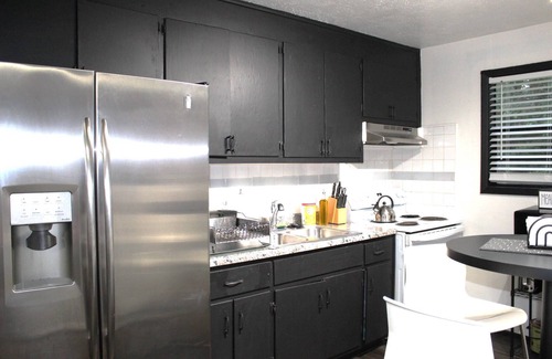 McDonough Apartment | Great Extended Work Stays-Pet-Friendly Cozy 2BR, Driveway Parking, 30M from Downtown Atlanta