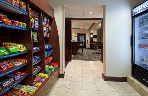 Stow Condo | Great for Business Travelers! Relaxing Suite Near Cleveland | Shared Indoor Pool + FREE Breakfast