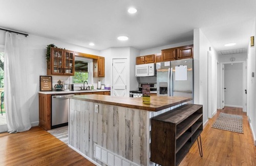 Shawnee House | Great for Families Sleeps7 15 Mins to KC+WiFi