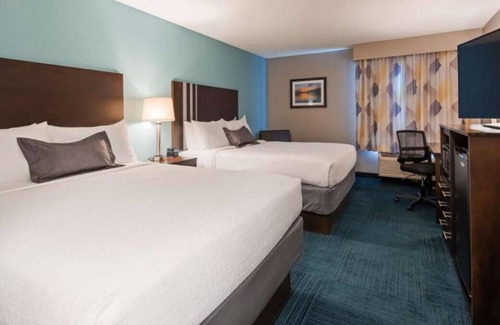 Blaine House | Great for Group Travel, 3 Serene Units, Free Breakfast, Free Parking, Pool