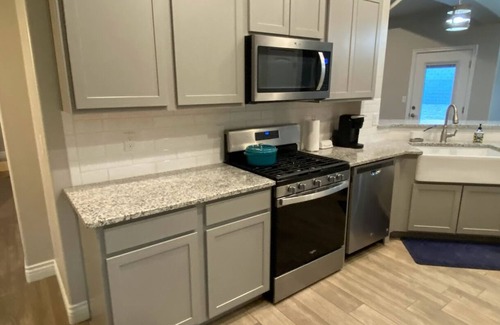 Kingman House | Great for traveling for work or a vacation. Spacious 4-bedroom house in Kingman