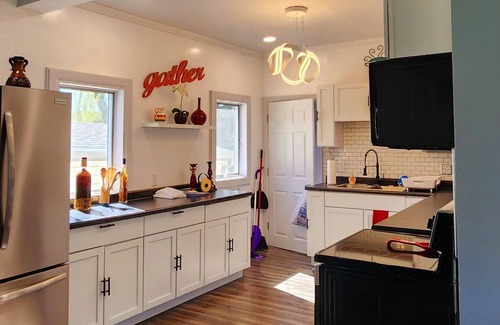 Kewaunee House | Great for weekend Getaway-Cozy 2 bedroom home 4 blocks from the beach.