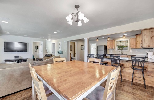 Green Bay House | Great Location; 1 Block From Lambeau Field.