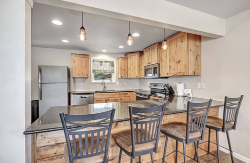 Green Bay House | Great Location; 1 Block From Lambeau Field.