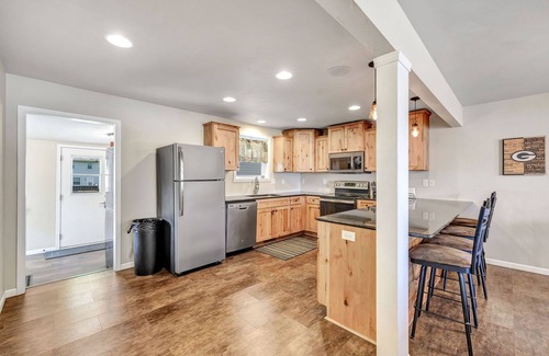 Green Bay House | Great Location; 1 Block From Lambeau Field.