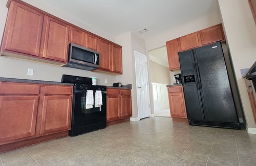 Suwanee House | Great looking property for rent and in prime location!