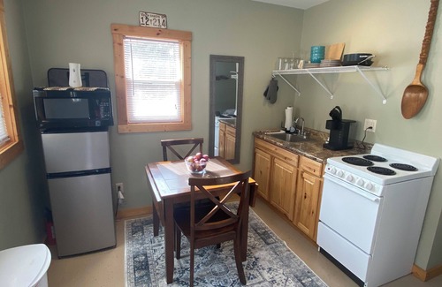 Custer Cabin | Great Quiet Location! Close to all the Attractions!