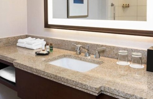 Pinch District House | Great Stay, Superb Location! 2 Great Units, Restaurant and Bar, Right on Trolley Stop