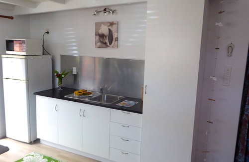 Muri Apartment | Great Value steps from Muri Beach with Kayaks, Paddle Boards, Pool, Free WIFI !