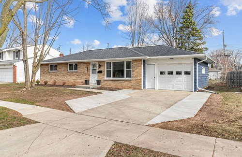 Green Bay House | Green Bay Getaway - 4 minute walk to Lambeau and Resch Center
