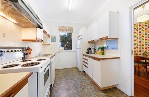 Patonga House | Green Cottage: Waterfront family holiday paradise, private jetty and road access