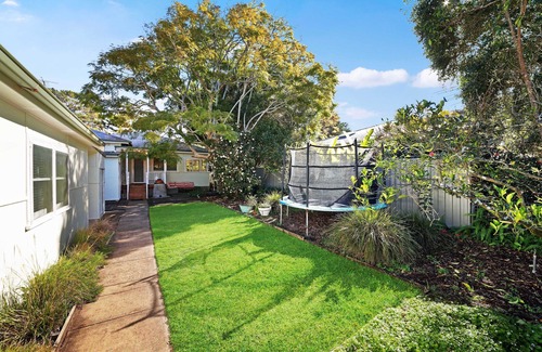 Patonga House | Green Cottage: Waterfront family holiday paradise, private jetty and road access