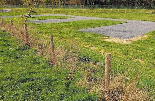 Kingswood Cabin | Green Dragon and Kitchen Pod - Sleeps 2 & Parking