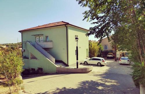 Buzdohanj Apartment | Green house