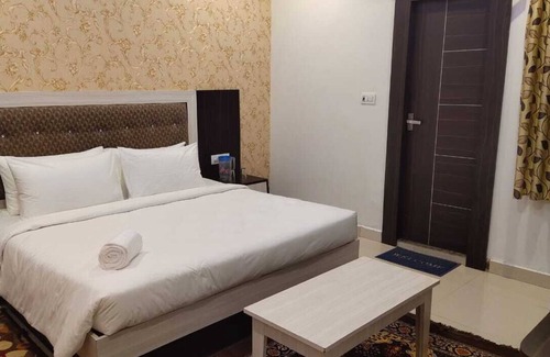 Jhansi Hotel | Green Leaf