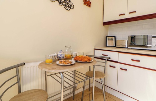 Llangollen Cottage | GREEN VIEW, pet friendly, with a garden in Llangollen