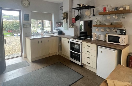 Mullaghbawn Cottage | Greenvale cottage with garden view